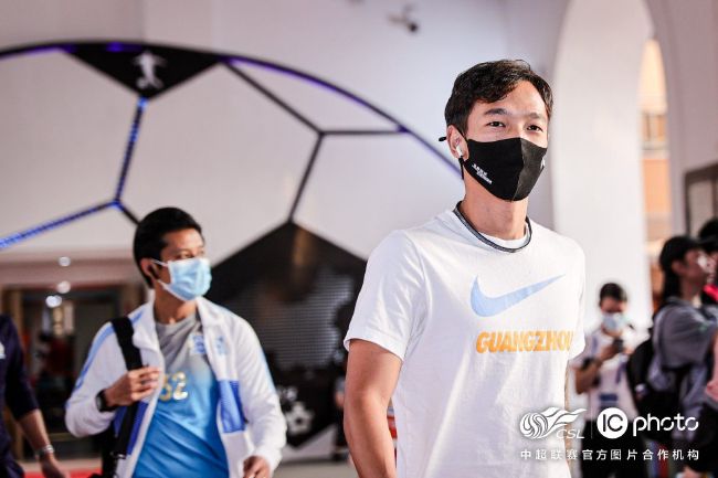 第27分钟，德佩门前获得好机会低射被门将扑出，回放显示德佩越位但主裁还是给了角球。